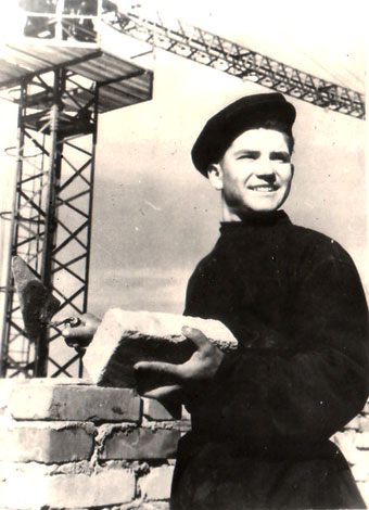 В. Холуев
