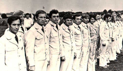   VII       ,    , 1975.