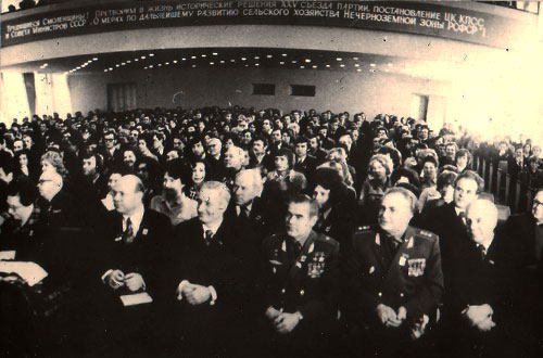    XXI    ,  1976.