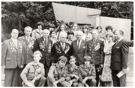 Бойцы Смоленского ССО с писателем Стаднюком. 1983г.